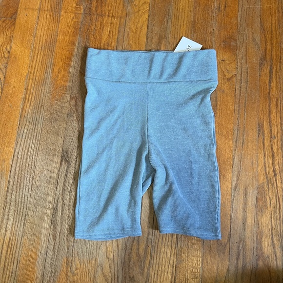 In the style biker shorts - Picture 3 of 3